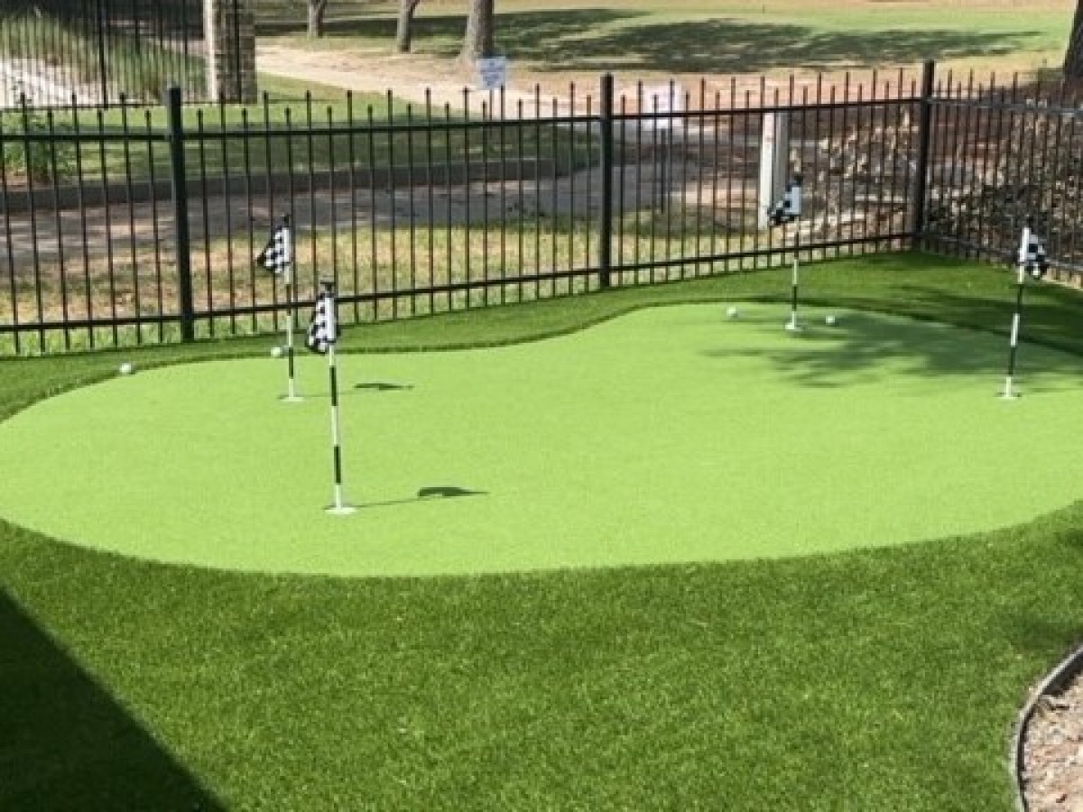 4-hole putting at a house